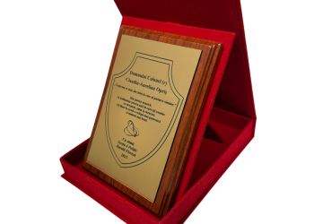 Cutie Catifea Rosie cu Placheta din lemn